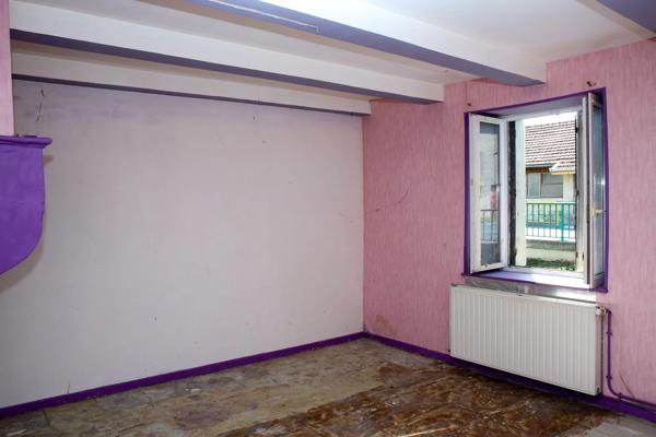 A proximité de la Belgique et du Luxembourg MAISON DE VILLAGE DE 79 m² À RÉNOVER – BEAU POTENTIEL !