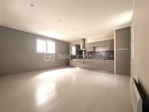 SÈTE — Laissez-vous séduire par ce charmant appartement situé au 2ᵉ et dernier étage d'une petite copropriété de 5 propriétaires.

D'une superficie d'environ 66 m², cet appartement en parfait état est très calme.
L'espace de vie, cœur de cet appartement, se compose d'un séjour avec cuisine aménagée et équipée.
L'espace nuit propose une chambre avec placard, une 2ᵈᵉ chambre avec dressing, ainsi qu'une salle d'eau avec douche à l'italienne, simple vasque et WC.

Parfaitement entretenu, l'appartement est équipé de double vitrage PVC et est parfaitement situé en plein de centre ville. 

Faibles charges de copropriété : 300 euros à l'année.

Le bien est situé au 38r ue maurice clavel.

Ne tardez pas, une visite s'impose !

----