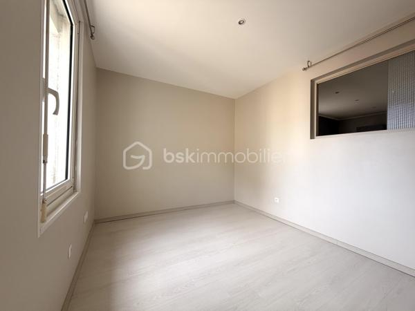 SÈTE — Laissez-vous séduire par ce charmant appartement situé au 2ᵉ et dernier étage d'une petite copropriété de 5 propriétaires.

D'une superficie d'environ 66 m², cet appartement en parfait état est très calme.
L'espace de vie, cœur de cet appartement, se compose d'un séjour avec cuisine aménagée et équipée.
L'espace nuit propose une chambre avec placard, une 2ᵈᵉ chambre avec dressing, ainsi qu'une salle d'eau avec douche à l'italienne, simple vasque et WC.

Parfaitement entretenu, l'appartement est équipé de double vitrage PVC et est parfaitement situé en plein de centre ville. 

Faibles charges de copropriété : 300 euros à l'année.

Le bien est situé au 38r ue maurice clavel.

Ne tardez pas, une visite s'impose !

----