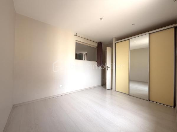 SÈTE — Laissez-vous séduire par ce charmant appartement situé au 2ᵉ et dernier étage d'une petite copropriété de 5 propriétaires.

D'une superficie d'environ 66 m², cet appartement en parfait état est très calme.
L'espace de vie, cœur de cet appartement, se compose d'un séjour avec cuisine aménagée et équipée.
L'espace nuit propose une chambre avec placard, une 2ᵈᵉ chambre avec dressing, ainsi qu'une salle d'eau avec douche à l'italienne, simple vasque et WC.

Parfaitement entretenu, l'appartement est équipé de double vitrage PVC et est parfaitement situé en plein de centre ville. 

Faibles charges de copropriété : 300 euros à l'année.

Le bien est situé au 38r ue maurice clavel.

Ne tardez pas, une visite s'impose !

----
