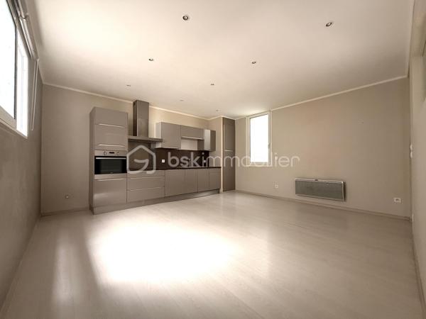 SÈTE — Laissez-vous séduire par ce charmant appartement situé au 2ᵉ et dernier étage d'une petite copropriété de 5 propriétaires.

D'une superficie d'environ 66 m², cet appartement en parfait état est très calme.
L'espace de vie, cœur de cet appartement, se compose d'un séjour avec cuisine aménagée et équipée.
L'espace nuit propose une chambre avec placard, une 2ᵈᵉ chambre avec dressing, ainsi qu'une salle d'eau avec douche à l'italienne, simple vasque et WC.

Parfaitement entretenu, l'appartement est équipé de double vitrage PVC et est parfaitement situé en plein de centre ville. 

Faibles charges de copropriété : 300 euros à l'année.

Le bien est situé au 38r ue maurice clavel.

Ne tardez pas, une visite s'impose !

----
