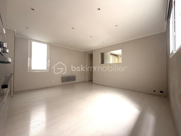SÈTE — Laissez-vous séduire par ce charmant appartement situé au 2ᵉ et dernier étage d'une petite copropriété de 5 propriétaires.

D'une superficie d'environ 66 m², cet appartement en parfait état est très calme.
L'espace de vie, cœur de cet appartement, se compose d'un séjour avec cuisine aménagée et équipée.
L'espace nuit propose une chambre avec placard, une 2ᵈᵉ chambre avec dressing, ainsi qu'une salle d'eau avec douche à l'italienne, simple vasque et WC.

Parfaitement entretenu, l'appartement est équipé de double vitrage PVC et est parfaitement situé en plein de centre ville. 

Faibles charges de copropriété : 300 euros à l'année.

Le bien est situé au 38r ue maurice clavel.

Ne tardez pas, une visite s'impose !

----