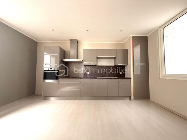 SÈTE — Laissez-vous séduire par ce charmant appartement situé au 2ᵉ et dernier étage d'une petite copropriété de 5 propriétaires.

D'une superficie d'environ 66 m², cet appartement en parfait état est très calme.
L'espace de vie, cœur de cet appartement, se compose d'un séjour avec cuisine aménagée et équipée.
L'espace nuit propose une chambre avec placard, une 2ᵈᵉ chambre avec dressing, ainsi qu'une salle d'eau avec douche à l'italienne, simple vasque et WC.

Parfaitement entretenu, l'appartement est équipé de double vitrage PVC et est parfaitement situé en plein de centre ville. 

Faibles charges de copropriété : 300 euros à l'année.

Le bien est situé au 38r ue maurice clavel.

Ne tardez pas, une visite s'impose !

----