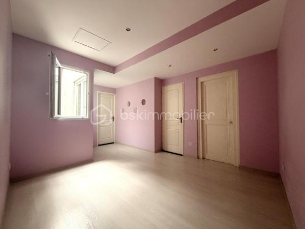 SÈTE — Laissez-vous séduire par ce charmant appartement situé au 2ᵉ et dernier étage d'une petite copropriété de 5 propriétaires.

D'une superficie d'environ 66 m², cet appartement en parfait état est très calme.
L'espace de vie, cœur de cet appartement, se compose d'un séjour avec cuisine aménagée et équipée.
L'espace nuit propose une chambre avec placard, une 2ᵈᵉ chambre avec dressing, ainsi qu'une salle d'eau avec douche à l'italienne, simple vasque et WC.

Parfaitement entretenu, l'appartement est équipé de double vitrage PVC et est parfaitement situé en plein de centre ville. 

Faibles charges de copropriété : 300 euros à l'année.

Le bien est situé au 38r ue maurice clavel.

Ne tardez pas, une visite s'impose !

----