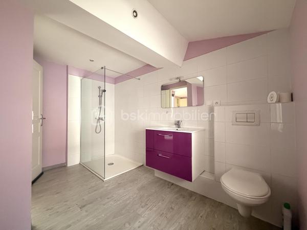 SÈTE — Laissez-vous séduire par ce charmant appartement situé au 2ᵉ et dernier étage d'une petite copropriété de 5 propriétaires.

D'une superficie d'environ 66 m², cet appartement en parfait état est très calme.
L'espace de vie, cœur de cet appartement, se compose d'un séjour avec cuisine aménagée et équipée.
L'espace nuit propose une chambre avec placard, une 2ᵈᵉ chambre avec dressing, ainsi qu'une salle d'eau avec douche à l'italienne, simple vasque et WC.

Parfaitement entretenu, l'appartement est équipé de double vitrage PVC et est parfaitement situé en plein de centre ville. 

Faibles charges de copropriété : 300 euros à l'année.

Le bien est situé au 38r ue maurice clavel.

Ne tardez pas, une visite s'impose !

----