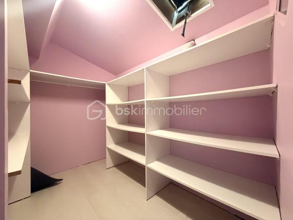 SÈTE — Laissez-vous séduire par ce charmant appartement situé au 2ᵉ et dernier étage d'une petite copropriété de 5 propriétaires.

D'une superficie d'environ 66 m², cet appartement en parfait état est très calme.
L'espace de vie, cœur de cet appartement, se compose d'un séjour avec cuisine aménagée et équipée.
L'espace nuit propose une chambre avec placard, une 2ᵈᵉ chambre avec dressing, ainsi qu'une salle d'eau avec douche à l'italienne, simple vasque et WC.

Parfaitement entretenu, l'appartement est équipé de double vitrage PVC et est parfaitement situé en plein de centre ville. 

Faibles charges de copropriété : 300 euros à l'année.

Le bien est situé au 38r ue maurice clavel.

Ne tardez pas, une visite s'impose !

----