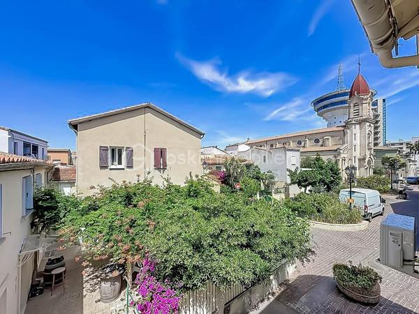 Idéalement situé en plein centre de Palavas-les-Flots, au sein d’une petite copropriété sécurisée et parfaitement entretenue, découvrez ce charmant studio de 22 m² situé au premier et dernier étage.

L’appartement se compose d’une pièce de vie avec cuisine aménagée et équipée, d’un espace indépendant actuellement aménagé en chambre avec lit et armoire, pouvant également être transformé en salon, ainsi que d’une salle d’eau avec WC.

De bonnes prestations : climatisation réversible, menuiseries en double vitrage, volet roulant électrique...

La copropriété a fait l’objet de nombreux travaux : ravalement de façade, réfection de la toiture, rénovation des parties communes et installation d’une porte d’entrée sécurisée.

Vous apprécierez son emplacement privilégié, à proximité immédiate des commerces, des restaurants, du marché et des plages.

Un bien idéal pour un investissement locatif, un pied-à-terre en bord de mer ou un premier achat.

Les atouts :
• Centre-ville de Palavas-les-Flots
• Premier et dernier étage
• Petite copropriété sécurisée
• Climatisation réversible
• Double vitrage et volet roulant électrique
• Copropriété avec gros travaux déjà réalisés
• Excellent potentiel locatif

À découvrir sans tarder !