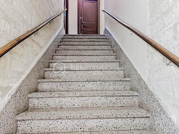 Idéalement situé en plein centre de Palavas-les-Flots, au sein d’une petite copropriété sécurisée et parfaitement entretenue, découvrez ce charmant studio de 22 m² situé au premier et dernier étage.

L’appartement se compose d’une pièce de vie avec cuisine aménagée et équipée, d’un espace indépendant actuellement aménagé en chambre avec lit et armoire, pouvant également être transformé en salon, ainsi que d’une salle d’eau avec WC.

De bonnes prestations : climatisation réversible, menuiseries en double vitrage, volet roulant électrique...

La copropriété a fait l’objet de nombreux travaux : ravalement de façade, réfection de la toiture, rénovation des parties communes et installation d’une porte d’entrée sécurisée.

Vous apprécierez son emplacement privilégié, à proximité immédiate des commerces, des restaurants, du marché et des plages.

Un bien idéal pour un investissement locatif, un pied-à-terre en bord de mer ou un premier achat.

Les atouts :
• Centre-ville de Palavas-les-Flots
• Premier et dernier étage
• Petite copropriété sécurisée
• Climatisation réversible
• Double vitrage et volet roulant électrique
• Copropriété avec gros travaux déjà réalisés
• Excellent potentiel locatif

À découvrir sans tarder !