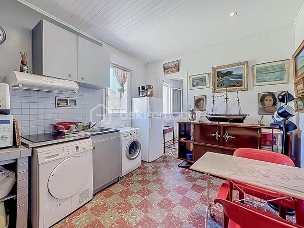Idéalement situé en plein centre de Palavas-les-Flots, au sein d’une petite copropriété sécurisée et parfaitement entretenue, découvrez ce charmant studio de 22 m² situé au premier et dernier étage.

L’appartement se compose d’une pièce de vie avec cuisine aménagée et équipée, d’un espace indépendant actuellement aménagé en chambre avec lit et armoire, pouvant également être transformé en salon, ainsi que d’une salle d’eau avec WC.

De bonnes prestations : climatisation réversible, menuiseries en double vitrage, volet roulant électrique...

La copropriété a fait l’objet de nombreux travaux : ravalement de façade, réfection de la toiture, rénovation des parties communes et installation d’une porte d’entrée sécurisée.

Vous apprécierez son emplacement privilégié, à proximité immédiate des commerces, des restaurants, du marché et des plages.

Un bien idéal pour un investissement locatif, un pied-à-terre en bord de mer ou un premier achat.

Les atouts :
• Centre-ville de Palavas-les-Flots
• Premier et dernier étage
• Petite copropriété sécurisée
• Climatisation réversible
• Double vitrage et volet roulant électrique
• Copropriété avec gros travaux déjà réalisés
• Excellent potentiel locatif

À découvrir sans tarder !
