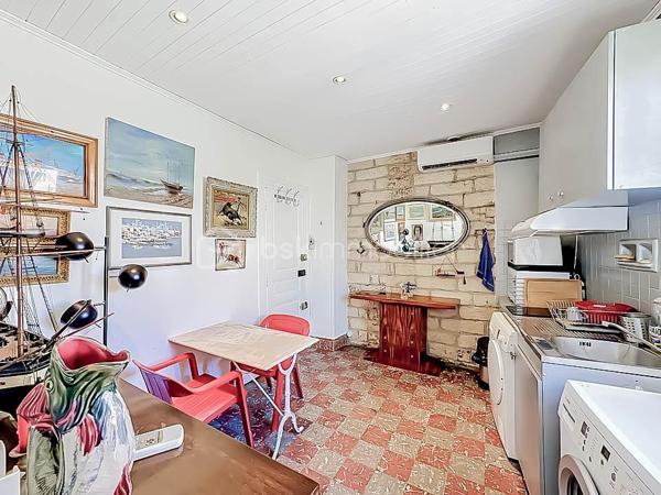 Idéalement situé en plein centre de Palavas-les-Flots, au sein d’une petite copropriété sécurisée et parfaitement entretenue, découvrez ce charmant studio de 22 m² situé au premier et dernier étage.

L’appartement se compose d’une pièce de vie avec cuisine aménagée et équipée, d’un espace indépendant actuellement aménagé en chambre avec lit et armoire, pouvant également être transformé en salon, ainsi que d’une salle d’eau avec WC.

De bonnes prestations : climatisation réversible, menuiseries en double vitrage, volet roulant électrique...

La copropriété a fait l’objet de nombreux travaux : ravalement de façade, réfection de la toiture, rénovation des parties communes et installation d’une porte d’entrée sécurisée.

Vous apprécierez son emplacement privilégié, à proximité immédiate des commerces, des restaurants, du marché et des plages.

Un bien idéal pour un investissement locatif, un pied-à-terre en bord de mer ou un premier achat.

Les atouts :
• Centre-ville de Palavas-les-Flots
• Premier et dernier étage
• Petite copropriété sécurisée
• Climatisation réversible
• Double vitrage et volet roulant électrique
• Copropriété avec gros travaux déjà réalisés
• Excellent potentiel locatif

À découvrir sans tarder !