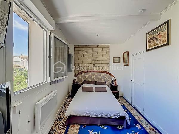 Idéalement situé en plein centre de Palavas-les-Flots, au sein d’une petite copropriété sécurisée et parfaitement entretenue, découvrez ce charmant studio de 22 m² situé au premier et dernier étage.

L’appartement se compose d’une pièce de vie avec cuisine aménagée et équipée, d’un espace indépendant actuellement aménagé en chambre avec lit et armoire, pouvant également être transformé en salon, ainsi que d’une salle d’eau avec WC.

De bonnes prestations : climatisation réversible, menuiseries en double vitrage, volet roulant électrique...

La copropriété a fait l’objet de nombreux travaux : ravalement de façade, réfection de la toiture, rénovation des parties communes et installation d’une porte d’entrée sécurisée.

Vous apprécierez son emplacement privilégié, à proximité immédiate des commerces, des restaurants, du marché et des plages.

Un bien idéal pour un investissement locatif, un pied-à-terre en bord de mer ou un premier achat.

Les atouts :
• Centre-ville de Palavas-les-Flots
• Premier et dernier étage
• Petite copropriété sécurisée
• Climatisation réversible
• Double vitrage et volet roulant électrique
• Copropriété avec gros travaux déjà réalisés
• Excellent potentiel locatif

À découvrir sans tarder !