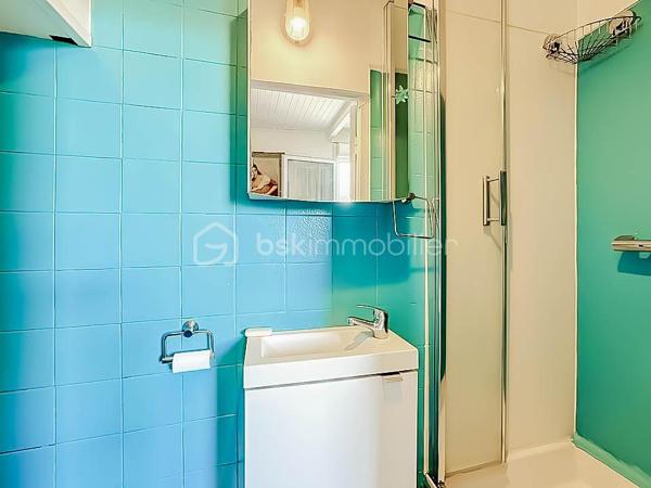 Idéalement situé en plein centre de Palavas-les-Flots, au sein d’une petite copropriété sécurisée et parfaitement entretenue, découvrez ce charmant studio de 22 m² situé au premier et dernier étage.

L’appartement se compose d’une pièce de vie avec cuisine aménagée et équipée, d’un espace indépendant actuellement aménagé en chambre avec lit et armoire, pouvant également être transformé en salon, ainsi que d’une salle d’eau avec WC.

De bonnes prestations : climatisation réversible, menuiseries en double vitrage, volet roulant électrique...

La copropriété a fait l’objet de nombreux travaux : ravalement de façade, réfection de la toiture, rénovation des parties communes et installation d’une porte d’entrée sécurisée.

Vous apprécierez son emplacement privilégié, à proximité immédiate des commerces, des restaurants, du marché et des plages.

Un bien idéal pour un investissement locatif, un pied-à-terre en bord de mer ou un premier achat.

Les atouts :
• Centre-ville de Palavas-les-Flots
• Premier et dernier étage
• Petite copropriété sécurisée
• Climatisation réversible
• Double vitrage et volet roulant électrique
• Copropriété avec gros travaux déjà réalisés
• Excellent potentiel locatif

À découvrir sans tarder !