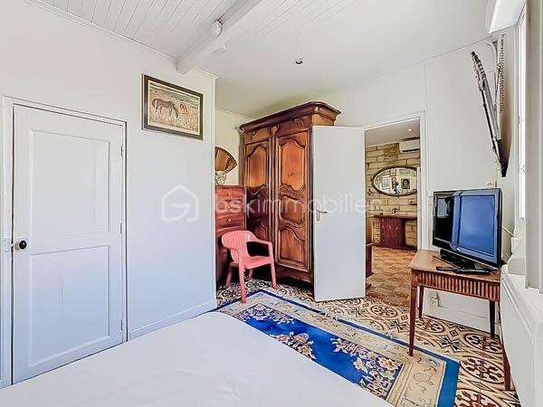 Idéalement situé en plein centre de Palavas-les-Flots, au sein d’une petite copropriété sécurisée et parfaitement entretenue, découvrez ce charmant studio de 22 m² situé au premier et dernier étage.

L’appartement se compose d’une pièce de vie avec cuisine aménagée et équipée, d’un espace indépendant actuellement aménagé en chambre avec lit et armoire, pouvant également être transformé en salon, ainsi que d’une salle d’eau avec WC.

De bonnes prestations : climatisation réversible, menuiseries en double vitrage, volet roulant électrique...

La copropriété a fait l’objet de nombreux travaux : ravalement de façade, réfection de la toiture, rénovation des parties communes et installation d’une porte d’entrée sécurisée.

Vous apprécierez son emplacement privilégié, à proximité immédiate des commerces, des restaurants, du marché et des plages.

Un bien idéal pour un investissement locatif, un pied-à-terre en bord de mer ou un premier achat.

Les atouts :
• Centre-ville de Palavas-les-Flots
• Premier et dernier étage
• Petite copropriété sécurisée
• Climatisation réversible
• Double vitrage et volet roulant électrique
• Copropriété avec gros travaux déjà réalisés
• Excellent potentiel locatif

À découvrir sans tarder !