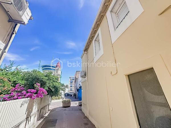 Idéalement situé en plein centre de Palavas-les-Flots, au sein d’une petite copropriété sécurisée et parfaitement entretenue, découvrez ce charmant studio de 22 m² situé au premier et dernier étage.

L’appartement se compose d’une pièce de vie avec cuisine aménagée et équipée, d’un espace indépendant actuellement aménagé en chambre avec lit et armoire, pouvant également être transformé en salon, ainsi que d’une salle d’eau avec WC.

De bonnes prestations : climatisation réversible, menuiseries en double vitrage, volet roulant électrique...

La copropriété a fait l’objet de nombreux travaux : ravalement de façade, réfection de la toiture, rénovation des parties communes et installation d’une porte d’entrée sécurisée.

Vous apprécierez son emplacement privilégié, à proximité immédiate des commerces, des restaurants, du marché et des plages.

Un bien idéal pour un investissement locatif, un pied-à-terre en bord de mer ou un premier achat.

Les atouts :
• Centre-ville de Palavas-les-Flots
• Premier et dernier étage
• Petite copropriété sécurisée
• Climatisation réversible
• Double vitrage et volet roulant électrique
• Copropriété avec gros travaux déjà réalisés
• Excellent potentiel locatif

À découvrir sans tarder !