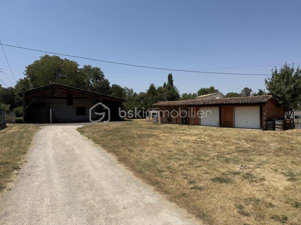 Anna Morra vous propose en exclusivité cette ancienne ferme à rénover située sur la commune de Segoufielle, à la frontière de la Haute-Garonne, à seulement quelques minutes de L'Isle-Jourdain et de Léguevin, tout en rejoignant Blagnac en environ 30 minutes et Toulouse en 35 minutes.

Édifiée sur une parcelle entièrement clôturée de 1 600 m², cette ancienne ferme de plain-pied d'environ 93 m² séduira les amateurs de rénovation et de biens de caractère.

Elle se compose d'une entrée, d'une cuisine, d'un salon/salle à manger, de deux chambres, d'une salle d'eau et d'un WC.

Vous apprécierez son charme de l'ancien, ses combles aménageables et sa grande terrasse couverte offrant de nombreuses possibilités d'aménagement. À l'extérieur, la propriété dispose d'un puits, de deux garages indépendants avec un poulailler ainsi que d'un garage attenant à la maison.

Des travaux de rénovation sont à prévoir afin de révéler tout le potentiel de ce bien. La maison est équipée de fenêtres en simple vitrage. La micro-station a moins de cinq ans, le cumulus a été remplacé en 2024 et les radiateurs sont récents.

Une belle opportunité pour créer une maison de caractère à votre image, tout en restant proche des commodités et des principaux axes.