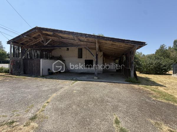 Anna Morra vous propose en exclusivité cette ancienne ferme à rénover située sur la commune de Segoufielle, à la frontière de la Haute-Garonne, à seulement quelques minutes de L'Isle-Jourdain et de Léguevin, tout en rejoignant Blagnac en environ 30 minutes et Toulouse en 35 minutes.

Édifiée sur une parcelle entièrement clôturée de 1 600 m², cette ancienne ferme de plain-pied d'environ 93 m² séduira les amateurs de rénovation et de biens de caractère.

Elle se compose d'une entrée, d'une cuisine, d'un salon/salle à manger, de deux chambres, d'une salle d'eau et d'un WC.

Vous apprécierez son charme de l'ancien, ses combles aménageables et sa grande terrasse couverte offrant de nombreuses possibilités d'aménagement. À l'extérieur, la propriété dispose d'un puits, de deux garages indépendants avec un poulailler ainsi que d'un garage attenant à la maison.

Des travaux de rénovation sont à prévoir afin de révéler tout le potentiel de ce bien. La maison est équipée de fenêtres en simple vitrage. La micro-station a moins de cinq ans, le cumulus a été remplacé en 2024 et les radiateurs sont récents.

Une belle opportunité pour créer une maison de caractère à votre image, tout en restant proche des commodités et des principaux axes.