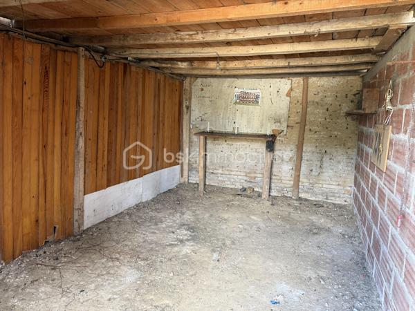 Anna Morra vous propose en exclusivité cette ancienne ferme à rénover située sur la commune de Segoufielle, à la frontière de la Haute-Garonne, à seulement quelques minutes de L'Isle-Jourdain et de Léguevin, tout en rejoignant Blagnac en environ 30 minutes et Toulouse en 35 minutes.

Édifiée sur une parcelle entièrement clôturée de 1 600 m², cette ancienne ferme de plain-pied d'environ 93 m² séduira les amateurs de rénovation et de biens de caractère.

Elle se compose d'une entrée, d'une cuisine, d'un salon/salle à manger, de deux chambres, d'une salle d'eau et d'un WC.

Vous apprécierez son charme de l'ancien, ses combles aménageables et sa grande terrasse couverte offrant de nombreuses possibilités d'aménagement. À l'extérieur, la propriété dispose d'un puits, de deux garages indépendants avec un poulailler ainsi que d'un garage attenant à la maison.

Des travaux de rénovation sont à prévoir afin de révéler tout le potentiel de ce bien. La maison est équipée de fenêtres en simple vitrage. La micro-station a moins de cinq ans, le cumulus a été remplacé en 2024 et les radiateurs sont récents.

Une belle opportunité pour créer une maison de caractère à votre image, tout en restant proche des commodités et des principaux axes.