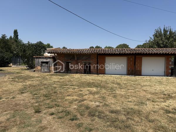 Anna Morra vous propose en exclusivité cette ancienne ferme à rénover située sur la commune de Segoufielle, à la frontière de la Haute-Garonne, à seulement quelques minutes de L'Isle-Jourdain et de Léguevin, tout en rejoignant Blagnac en environ 30 minutes et Toulouse en 35 minutes.

Édifiée sur une parcelle entièrement clôturée de 1 600 m², cette ancienne ferme de plain-pied d'environ 93 m² séduira les amateurs de rénovation et de biens de caractère.

Elle se compose d'une entrée, d'une cuisine, d'un salon/salle à manger, de deux chambres, d'une salle d'eau et d'un WC.

Vous apprécierez son charme de l'ancien, ses combles aménageables et sa grande terrasse couverte offrant de nombreuses possibilités d'aménagement. À l'extérieur, la propriété dispose d'un puits, de deux garages indépendants avec un poulailler ainsi que d'un garage attenant à la maison.

Des travaux de rénovation sont à prévoir afin de révéler tout le potentiel de ce bien. La maison est équipée de fenêtres en simple vitrage. La micro-station a moins de cinq ans, le cumulus a été remplacé en 2024 et les radiateurs sont récents.

Une belle opportunité pour créer une maison de caractère à votre image, tout en restant proche des commodités et des principaux axes.