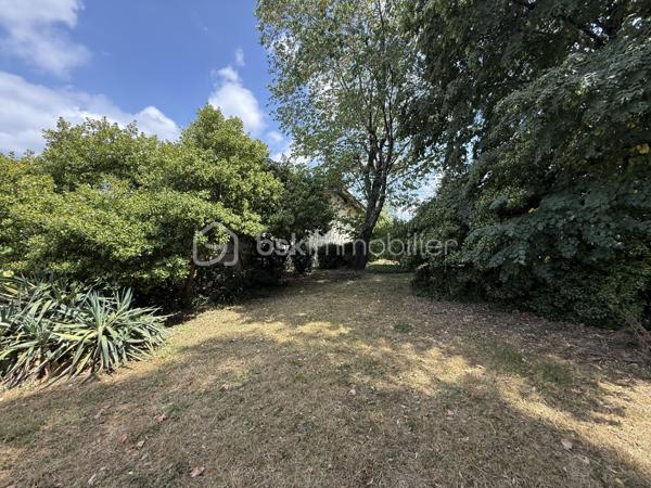 Anna Morra vous propose en exclusivité cette ancienne ferme à rénover située sur la commune de Segoufielle, à la frontière de la Haute-Garonne, à seulement quelques minutes de L'Isle-Jourdain et de Léguevin, tout en rejoignant Blagnac en environ 30 minutes et Toulouse en 35 minutes.

Édifiée sur une parcelle entièrement clôturée de 1 600 m², cette ancienne ferme de plain-pied d'environ 93 m² séduira les amateurs de rénovation et de biens de caractère.

Elle se compose d'une entrée, d'une cuisine, d'un salon/salle à manger, de deux chambres, d'une salle d'eau et d'un WC.

Vous apprécierez son charme de l'ancien, ses combles aménageables et sa grande terrasse couverte offrant de nombreuses possibilités d'aménagement. À l'extérieur, la propriété dispose d'un puits, de deux garages indépendants avec un poulailler ainsi que d'un garage attenant à la maison.

Des travaux de rénovation sont à prévoir afin de révéler tout le potentiel de ce bien. La maison est équipée de fenêtres en simple vitrage. La micro-station a moins de cinq ans, le cumulus a été remplacé en 2024 et les radiateurs sont récents.

Une belle opportunité pour créer une maison de caractère à votre image, tout en restant proche des commodités et des principaux axes.