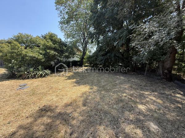 Anna Morra vous propose en exclusivité cette ancienne ferme à rénover située sur la commune de Segoufielle, à la frontière de la Haute-Garonne, à seulement quelques minutes de L'Isle-Jourdain et de Léguevin, tout en rejoignant Blagnac en environ 30 minutes et Toulouse en 35 minutes.

Édifiée sur une parcelle entièrement clôturée de 1 600 m², cette ancienne ferme de plain-pied d'environ 93 m² séduira les amateurs de rénovation et de biens de caractère.

Elle se compose d'une entrée, d'une cuisine, d'un salon/salle à manger, de deux chambres, d'une salle d'eau et d'un WC.

Vous apprécierez son charme de l'ancien, ses combles aménageables et sa grande terrasse couverte offrant de nombreuses possibilités d'aménagement. À l'extérieur, la propriété dispose d'un puits, de deux garages indépendants avec un poulailler ainsi que d'un garage attenant à la maison.

Des travaux de rénovation sont à prévoir afin de révéler tout le potentiel de ce bien. La maison est équipée de fenêtres en simple vitrage. La micro-station a moins de cinq ans, le cumulus a été remplacé en 2024 et les radiateurs sont récents.

Une belle opportunité pour créer une maison de caractère à votre image, tout en restant proche des commodités et des principaux axes.