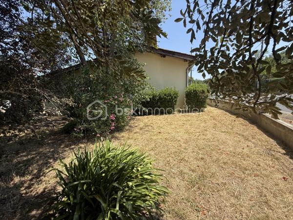 Anna Morra vous propose en exclusivité cette ancienne ferme à rénover située sur la commune de Segoufielle, à la frontière de la Haute-Garonne, à seulement quelques minutes de L'Isle-Jourdain et de Léguevin, tout en rejoignant Blagnac en environ 30 minutes et Toulouse en 35 minutes.

Édifiée sur une parcelle entièrement clôturée de 1 600 m², cette ancienne ferme de plain-pied d'environ 93 m² séduira les amateurs de rénovation et de biens de caractère.

Elle se compose d'une entrée, d'une cuisine, d'un salon/salle à manger, de deux chambres, d'une salle d'eau et d'un WC.

Vous apprécierez son charme de l'ancien, ses combles aménageables et sa grande terrasse couverte offrant de nombreuses possibilités d'aménagement. À l'extérieur, la propriété dispose d'un puits, de deux garages indépendants avec un poulailler ainsi que d'un garage attenant à la maison.

Des travaux de rénovation sont à prévoir afin de révéler tout le potentiel de ce bien. La maison est équipée de fenêtres en simple vitrage. La micro-station a moins de cinq ans, le cumulus a été remplacé en 2024 et les radiateurs sont récents.

Une belle opportunité pour créer une maison de caractère à votre image, tout en restant proche des commodités et des principaux axes.