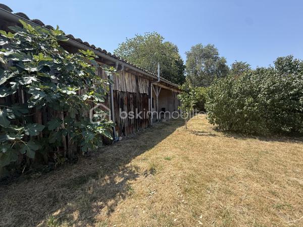 Anna Morra vous propose en exclusivité cette ancienne ferme à rénover située sur la commune de Segoufielle, à la frontière de la Haute-Garonne, à seulement quelques minutes de L'Isle-Jourdain et de Léguevin, tout en rejoignant Blagnac en environ 30 minutes et Toulouse en 35 minutes.

Édifiée sur une parcelle entièrement clôturée de 1 600 m², cette ancienne ferme de plain-pied d'environ 93 m² séduira les amateurs de rénovation et de biens de caractère.

Elle se compose d'une entrée, d'une cuisine, d'un salon/salle à manger, de deux chambres, d'une salle d'eau et d'un WC.

Vous apprécierez son charme de l'ancien, ses combles aménageables et sa grande terrasse couverte offrant de nombreuses possibilités d'aménagement. À l'extérieur, la propriété dispose d'un puits, de deux garages indépendants avec un poulailler ainsi que d'un garage attenant à la maison.

Des travaux de rénovation sont à prévoir afin de révéler tout le potentiel de ce bien. La maison est équipée de fenêtres en simple vitrage. La micro-station a moins de cinq ans, le cumulus a été remplacé en 2024 et les radiateurs sont récents.

Une belle opportunité pour créer une maison de caractère à votre image, tout en restant proche des commodités et des principaux axes.