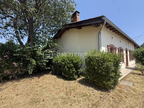 Anna Morra vous propose en exclusivité cette ancienne ferme à rénover située sur la commune de Segoufielle, à la frontière de la Haute-Garonne, à seulement quelques minutes de L'Isle-Jourdain et de Léguevin, tout en rejoignant Blagnac en environ 30 minutes et Toulouse en 35 minutes.

Édifiée sur une parcelle entièrement clôturée de 1 600 m², cette ancienne ferme de plain-pied d'environ 93 m² séduira les amateurs de rénovation et de biens de caractère.

Elle se compose d'une entrée, d'une cuisine, d'un salon/salle à manger, de deux chambres, d'une salle d'eau et d'un WC.

Vous apprécierez son charme de l'ancien, ses combles aménageables et sa grande terrasse couverte offrant de nombreuses possibilités d'aménagement. À l'extérieur, la propriété dispose d'un puits, de deux garages indépendants avec un poulailler ainsi que d'un garage attenant à la maison.

Des travaux de rénovation sont à prévoir afin de révéler tout le potentiel de ce bien. La maison est équipée de fenêtres en simple vitrage. La micro-station a moins de cinq ans, le cumulus a été remplacé en 2024 et les radiateurs sont récents.

Une belle opportunité pour créer une maison de caractère à votre image, tout en restant proche des commodités et des principaux axes.