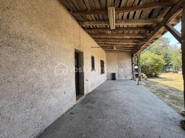 Anna Morra vous propose en exclusivité cette ancienne ferme à rénover située sur la commune de Segoufielle, à la frontière de la Haute-Garonne, à seulement quelques minutes de L'Isle-Jourdain et de Léguevin, tout en rejoignant Blagnac en environ 30 minutes et Toulouse en 35 minutes.

Édifiée sur une parcelle entièrement clôturée de 1 600 m², cette ancienne ferme de plain-pied d'environ 93 m² séduira les amateurs de rénovation et de biens de caractère.

Elle se compose d'une entrée, d'une cuisine, d'un salon/salle à manger, de deux chambres, d'une salle d'eau et d'un WC.

Vous apprécierez son charme de l'ancien, ses combles aménageables et sa grande terrasse couverte offrant de nombreuses possibilités d'aménagement. À l'extérieur, la propriété dispose d'un puits, de deux garages indépendants avec un poulailler ainsi que d'un garage attenant à la maison.

Des travaux de rénovation sont à prévoir afin de révéler tout le potentiel de ce bien. La maison est équipée de fenêtres en simple vitrage. La micro-station a moins de cinq ans, le cumulus a été remplacé en 2024 et les radiateurs sont récents.

Une belle opportunité pour créer une maison de caractère à votre image, tout en restant proche des commodités et des principaux axes.