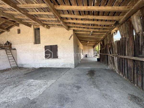 Anna Morra vous propose en exclusivité cette ancienne ferme à rénover située sur la commune de Segoufielle, à la frontière de la Haute-Garonne, à seulement quelques minutes de L'Isle-Jourdain et de Léguevin, tout en rejoignant Blagnac en environ 30 minutes et Toulouse en 35 minutes.

Édifiée sur une parcelle entièrement clôturée de 1 600 m², cette ancienne ferme de plain-pied d'environ 93 m² séduira les amateurs de rénovation et de biens de caractère.

Elle se compose d'une entrée, d'une cuisine, d'un salon/salle à manger, de deux chambres, d'une salle d'eau et d'un WC.

Vous apprécierez son charme de l'ancien, ses combles aménageables et sa grande terrasse couverte offrant de nombreuses possibilités d'aménagement. À l'extérieur, la propriété dispose d'un puits, de deux garages indépendants avec un poulailler ainsi que d'un garage attenant à la maison.

Des travaux de rénovation sont à prévoir afin de révéler tout le potentiel de ce bien. La maison est équipée de fenêtres en simple vitrage. La micro-station a moins de cinq ans, le cumulus a été remplacé en 2024 et les radiateurs sont récents.

Une belle opportunité pour créer une maison de caractère à votre image, tout en restant proche des commodités et des principaux axes.