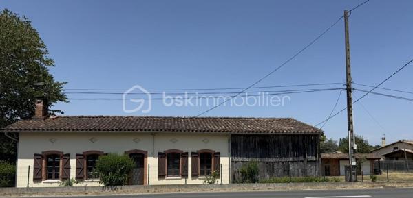 Anna Morra vous propose en exclusivité cette ancienne ferme à rénover située sur la commune de Segoufielle, à la frontière de la Haute-Garonne, à seulement quelques minutes de L'Isle-Jourdain et de Léguevin, tout en rejoignant Blagnac en environ 30 minutes et Toulouse en 35 minutes.

Édifiée sur une parcelle entièrement clôturée de 1 600 m², cette ancienne ferme de plain-pied d'environ 93 m² séduira les amateurs de rénovation et de biens de caractère.

Elle se compose d'une entrée, d'une cuisine, d'un salon/salle à manger, de deux chambres, d'une salle d'eau et d'un WC.

Vous apprécierez son charme de l'ancien, ses combles aménageables et sa grande terrasse couverte offrant de nombreuses possibilités d'aménagement. À l'extérieur, la propriété dispose d'un puits, de deux garages indépendants avec un poulailler ainsi que d'un garage attenant à la maison.

Des travaux de rénovation sont à prévoir afin de révéler tout le potentiel de ce bien. La maison est équipée de fenêtres en simple vitrage. La micro-station a moins de cinq ans, le cumulus a été remplacé en 2024 et les radiateurs sont récents.

Une belle opportunité pour créer une maison de caractère à votre image, tout en restant proche des commodités et des principaux axes.
