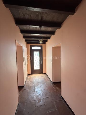 Anna Morra vous propose en exclusivité cette ancienne ferme à rénover située sur la commune de Segoufielle, à la frontière de la Haute-Garonne, à seulement quelques minutes de L'Isle-Jourdain et de Léguevin, tout en rejoignant Blagnac en environ 30 minutes et Toulouse en 35 minutes.

Édifiée sur une parcelle entièrement clôturée de 1 600 m², cette ancienne ferme de plain-pied d'environ 93 m² séduira les amateurs de rénovation et de biens de caractère.

Elle se compose d'une entrée, d'une cuisine, d'un salon/salle à manger, de deux chambres, d'une salle d'eau et d'un WC.

Vous apprécierez son charme de l'ancien, ses combles aménageables et sa grande terrasse couverte offrant de nombreuses possibilités d'aménagement. À l'extérieur, la propriété dispose d'un puits, de deux garages indépendants avec un poulailler ainsi que d'un garage attenant à la maison.

Des travaux de rénovation sont à prévoir afin de révéler tout le potentiel de ce bien. La maison est équipée de fenêtres en simple vitrage. La micro-station a moins de cinq ans, le cumulus a été remplacé en 2024 et les radiateurs sont récents.

Une belle opportunité pour créer une maison de caractère à votre image, tout en restant proche des commodités et des principaux axes.