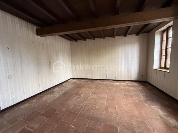 Anna Morra vous propose en exclusivité cette ancienne ferme à rénover située sur la commune de Segoufielle, à la frontière de la Haute-Garonne, à seulement quelques minutes de L'Isle-Jourdain et de Léguevin, tout en rejoignant Blagnac en environ 30 minutes et Toulouse en 35 minutes.

Édifiée sur une parcelle entièrement clôturée de 1 600 m², cette ancienne ferme de plain-pied d'environ 93 m² séduira les amateurs de rénovation et de biens de caractère.

Elle se compose d'une entrée, d'une cuisine, d'un salon/salle à manger, de deux chambres, d'une salle d'eau et d'un WC.

Vous apprécierez son charme de l'ancien, ses combles aménageables et sa grande terrasse couverte offrant de nombreuses possibilités d'aménagement. À l'extérieur, la propriété dispose d'un puits, de deux garages indépendants avec un poulailler ainsi que d'un garage attenant à la maison.

Des travaux de rénovation sont à prévoir afin de révéler tout le potentiel de ce bien. La maison est équipée de fenêtres en simple vitrage. La micro-station a moins de cinq ans, le cumulus a été remplacé en 2024 et les radiateurs sont récents.

Une belle opportunité pour créer une maison de caractère à votre image, tout en restant proche des commodités et des principaux axes.