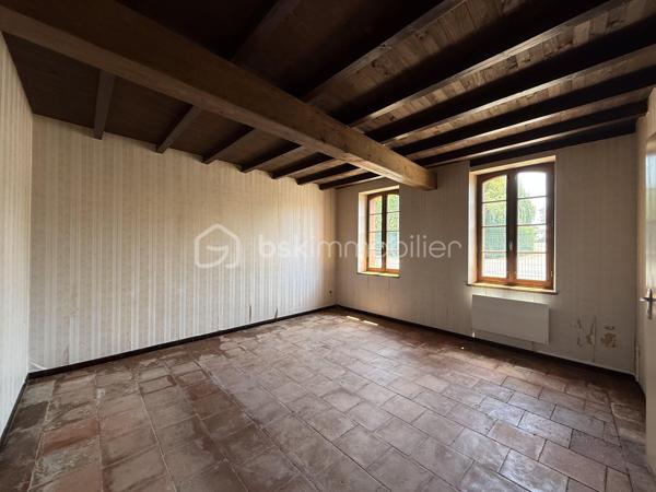 Anna Morra vous propose en exclusivité cette ancienne ferme à rénover située sur la commune de Segoufielle, à la frontière de la Haute-Garonne, à seulement quelques minutes de L'Isle-Jourdain et de Léguevin, tout en rejoignant Blagnac en environ 30 minutes et Toulouse en 35 minutes.

Édifiée sur une parcelle entièrement clôturée de 1 600 m², cette ancienne ferme de plain-pied d'environ 93 m² séduira les amateurs de rénovation et de biens de caractère.

Elle se compose d'une entrée, d'une cuisine, d'un salon/salle à manger, de deux chambres, d'une salle d'eau et d'un WC.

Vous apprécierez son charme de l'ancien, ses combles aménageables et sa grande terrasse couverte offrant de nombreuses possibilités d'aménagement. À l'extérieur, la propriété dispose d'un puits, de deux garages indépendants avec un poulailler ainsi que d'un garage attenant à la maison.

Des travaux de rénovation sont à prévoir afin de révéler tout le potentiel de ce bien. La maison est équipée de fenêtres en simple vitrage. La micro-station a moins de cinq ans, le cumulus a été remplacé en 2024 et les radiateurs sont récents.

Une belle opportunité pour créer une maison de caractère à votre image, tout en restant proche des commodités et des principaux axes.