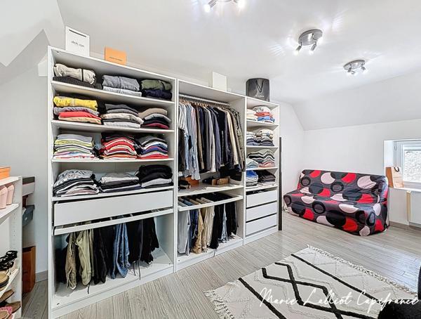 Maison à vendre 7 pièces YEVRE LA VILLE (45), Propriété en Pierres apparentes, 5 chambres, Grange, Piscinable, Grand séjour.