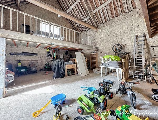 Maison à vendre 7 pièces YEVRE LA VILLE (45), Propriété en Pierres apparentes, 5 chambres, Grange, Piscinable, Grand séjour.
