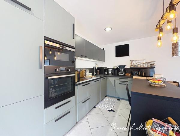 Maison à vendre 7 pièces YEVRE LA VILLE (45), Propriété en Pierres apparentes, 5 chambres, Grange, Piscinable, Grand séjour.