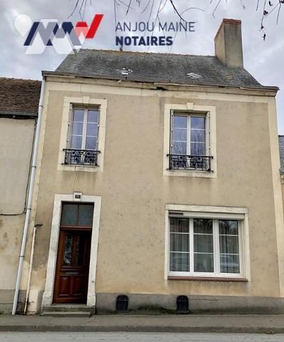 NOYEN SUR SARTHE : Maison de bourg avec cour et grande dépendance sur terrain 240 m²