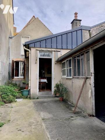 NOYEN SUR SARTHE : Maison de bourg avec cour et grande dépendance sur terrain 240 m²