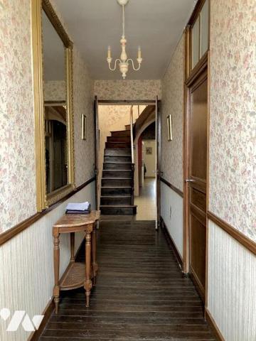 NOYEN SUR SARTHE : Maison de bourg avec cour et grande dépendance sur terrain 240 m²