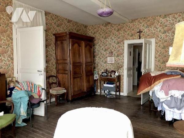 NOYEN SUR SARTHE : Maison de bourg avec cour et grande dépendance sur terrain 240 m²