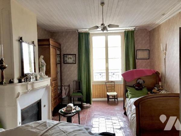 NOYEN SUR SARTHE : Maison de bourg avec cour et grande dépendance sur terrain 240 m²