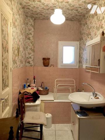 NOYEN SUR SARTHE : Maison de bourg avec cour et grande dépendance sur terrain 240 m²