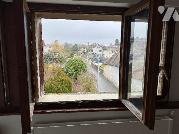 T2 bis de 55m² en surface utile et 35 m² en loi carrez, avec cave et 2 places de parking extérieur.