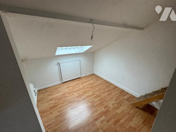 T2 bis de 55m² en surface utile et 35 m² en loi carrez, avec cave et 2 places de parking extérieur.