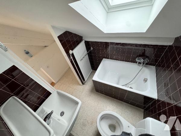 T2 bis de 55m² en surface utile et 35 m² en loi carrez, avec cave et 2 places de parking extérieur.