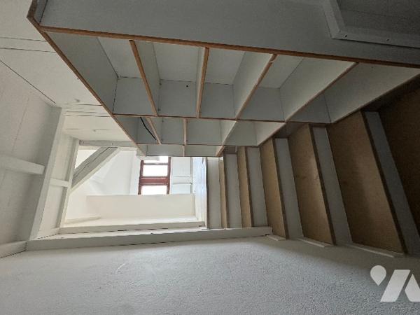 T2 bis de 55m² en surface utile et 35 m² en loi carrez, avec cave et 2 places de parking extérieur.