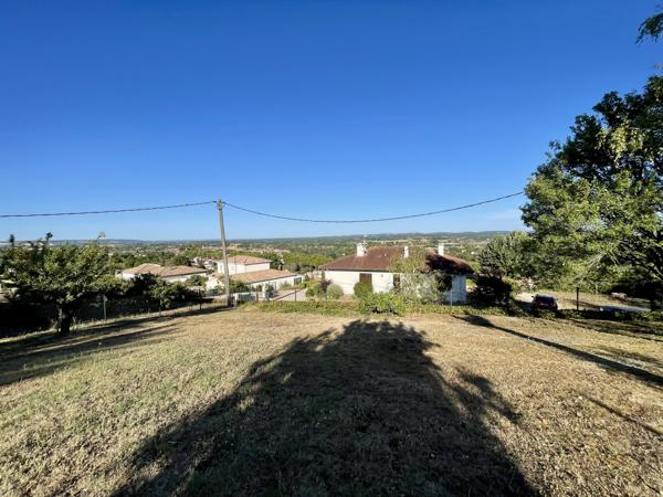Terrain
        
        - 897 m² 133 000 € *