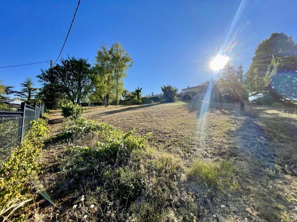 Terrain
        
        - 897 m² 133 000 € *