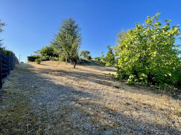 Terrain
        
        - 897 m² 133 000 € *