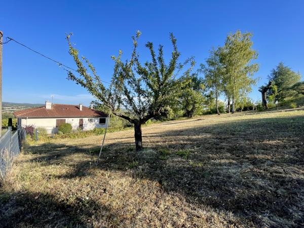 Terrain
        
        - 897 m² 133 000 € *